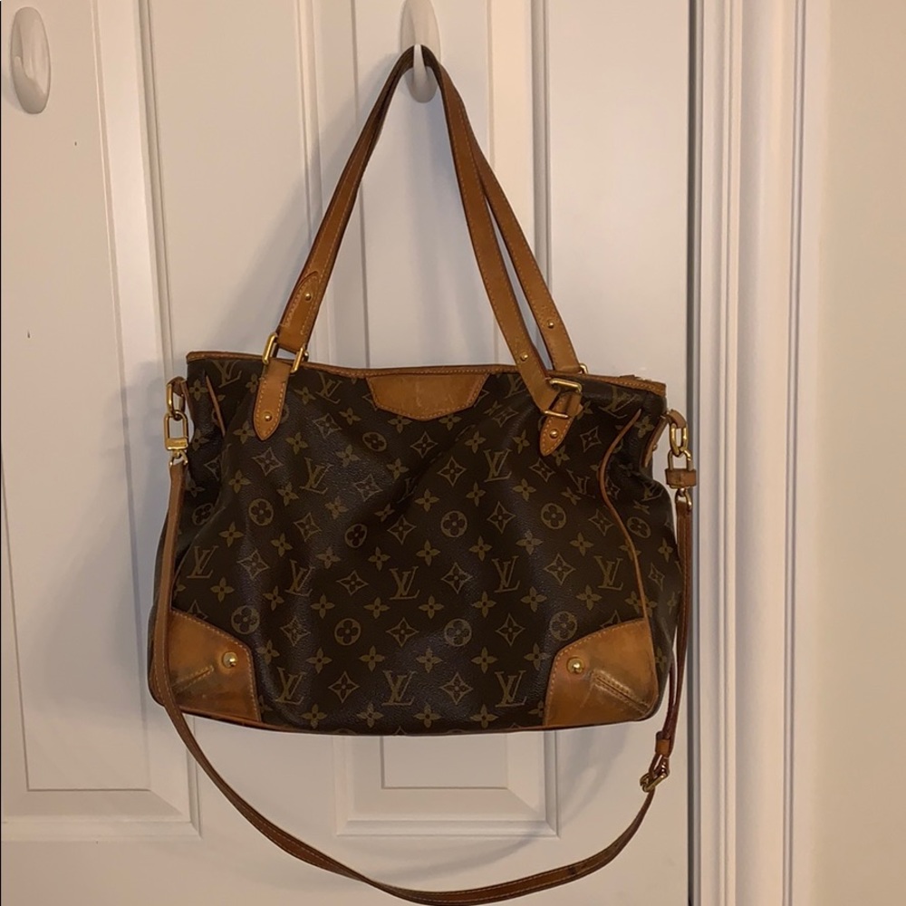 ! Louis Vuitton cross body purse